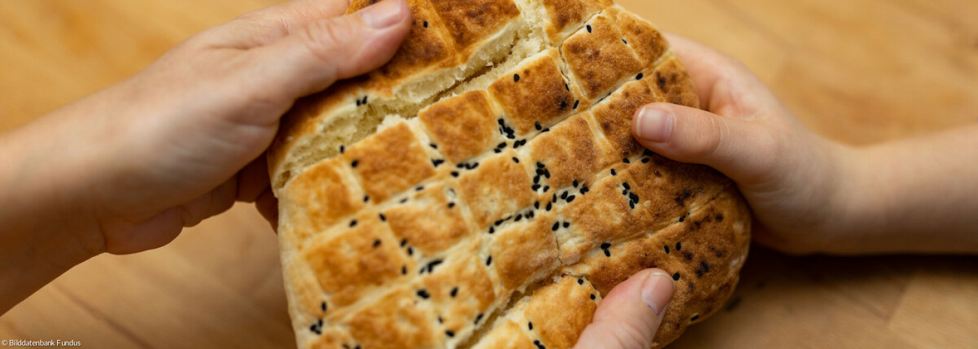 Symbolbild gemeinsam Brotbrechen