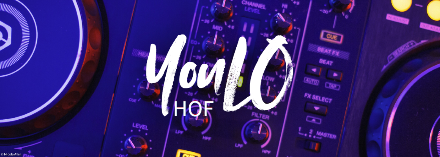 YouLO-Schriftzug vor einem Mischpult im Halbdunkel