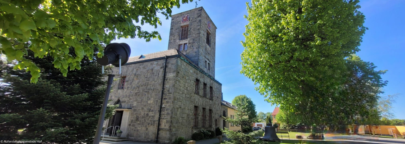 Auferstehungskirche Hof aus Froschperspektive mit Garten