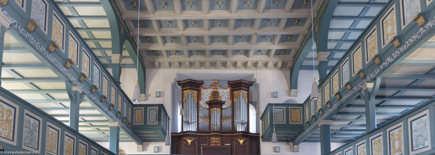 Innenraum mit Kasettendecke, weiß und hellblau, der Kirche in Berg