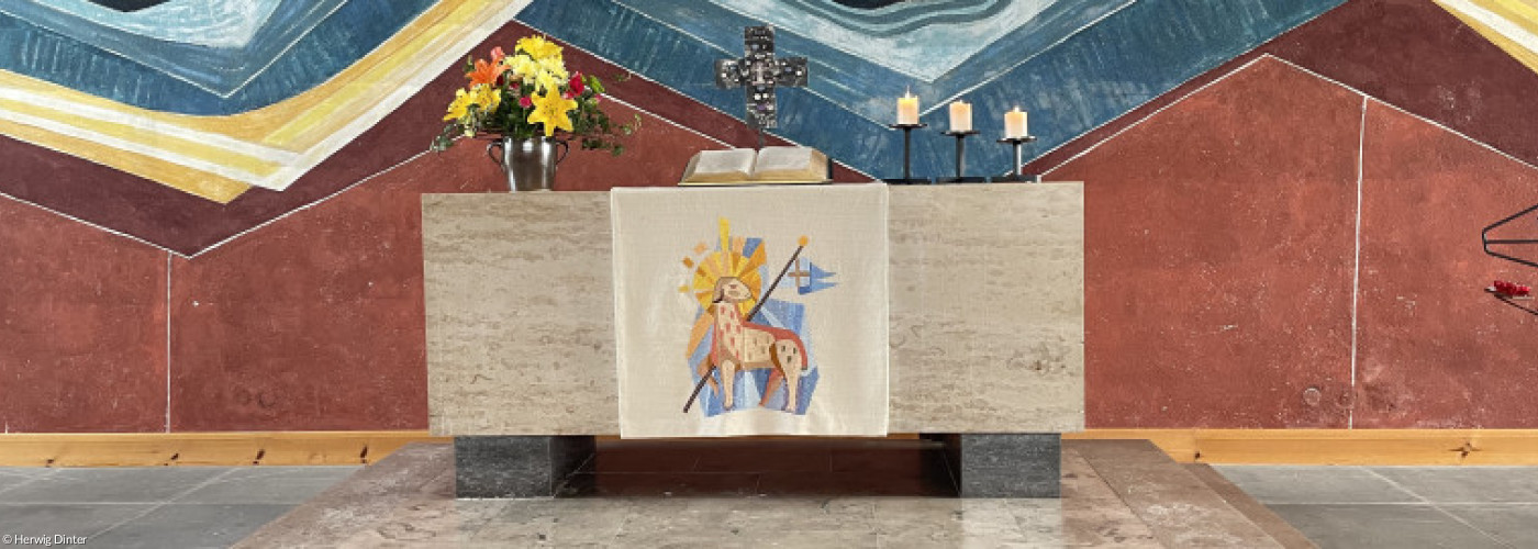 Altar der Dreieinigkeitskirche Hof, heller Beton vor Mosaikwand