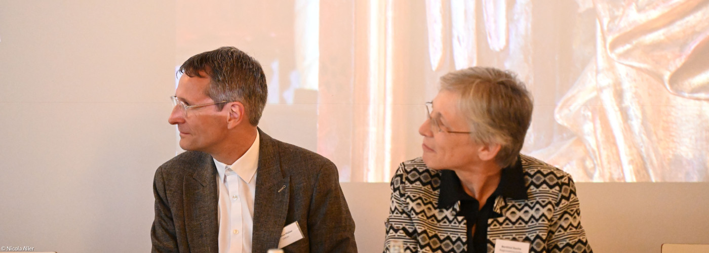 Dekan Müller und Regionalbischöfin Sachs blicken zur Seite