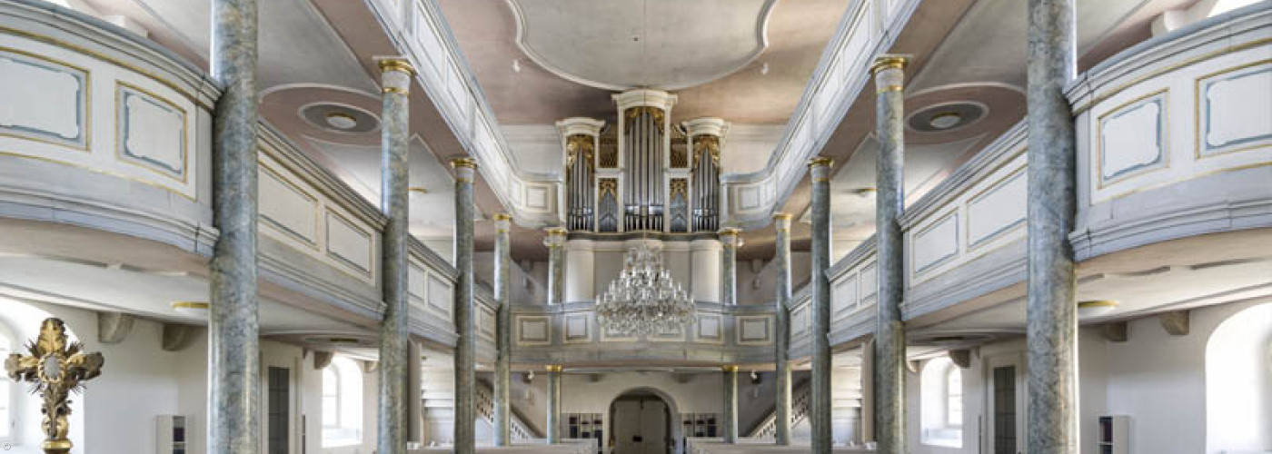 Heller Innenraum der historischen Konradsreuther Kirche