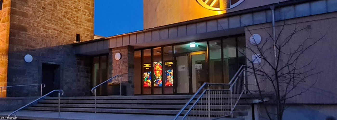 Gebäude mit breiter Treppe in abendlich-stimmungsvoller Beleuchtung
