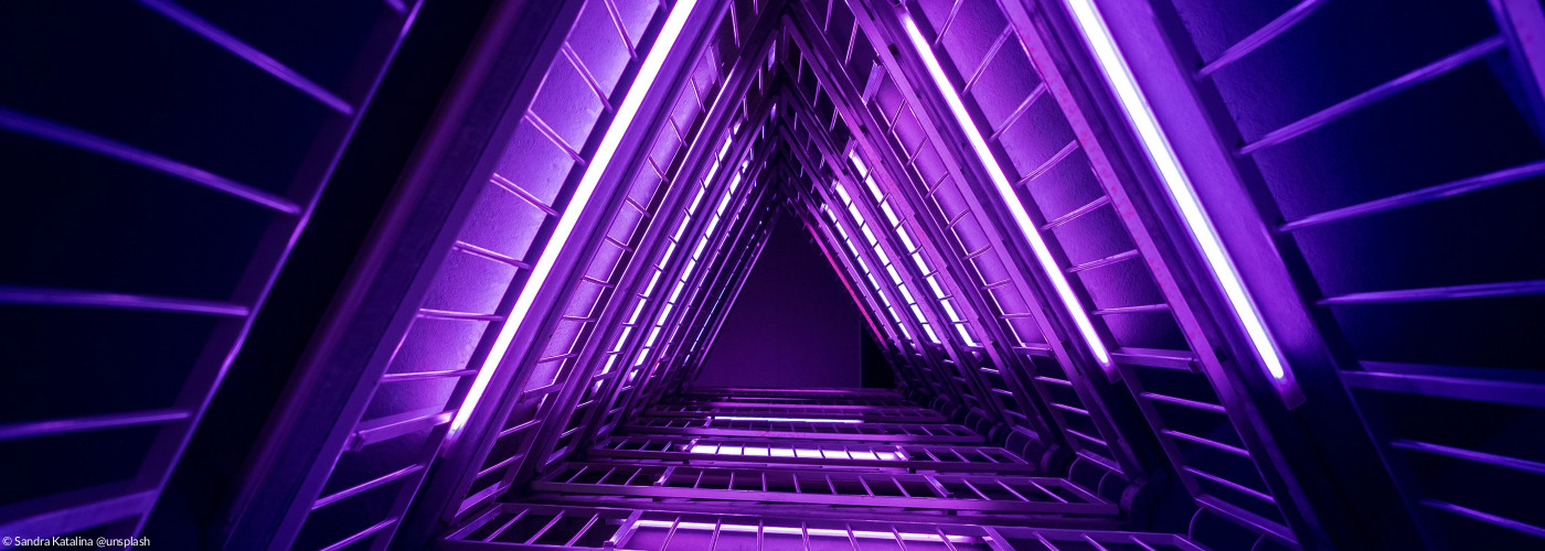 Lila futuristisch ausgeleuchtetes dreieckiges Treppenhaus