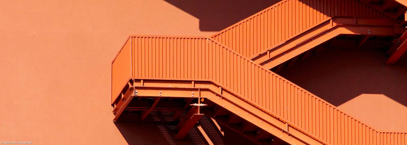 Orange Treppen vor orangem Hintergrund