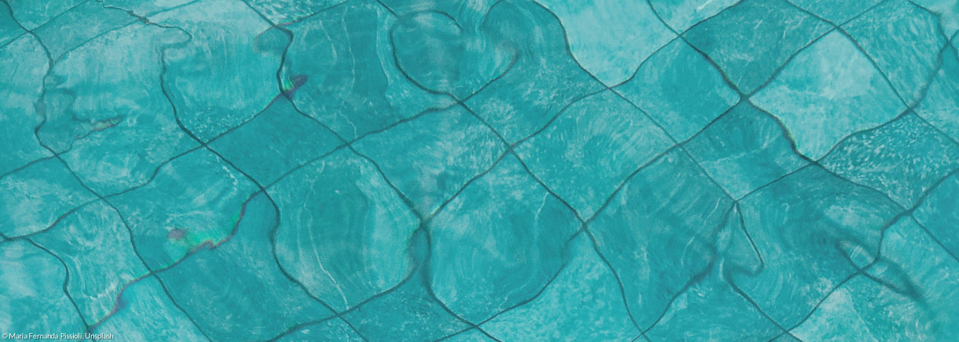 Petrolfarbener Boden eines Schwimmbads mit Wasser