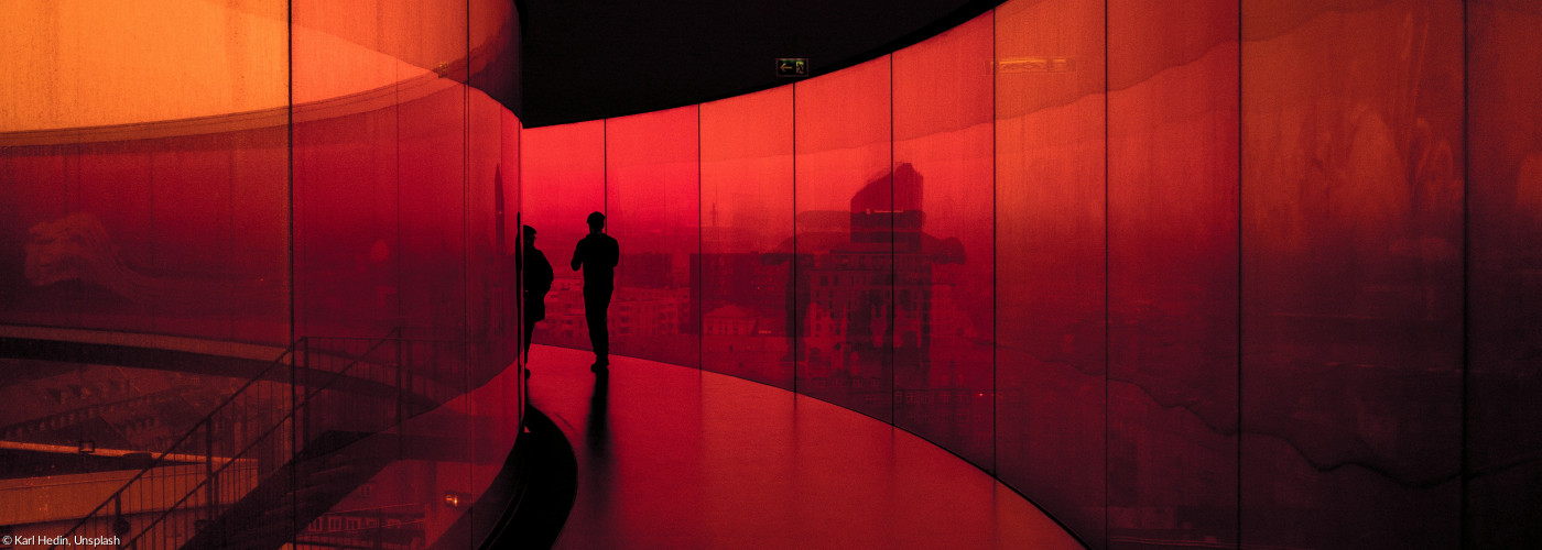 Roter gerundeter Gang