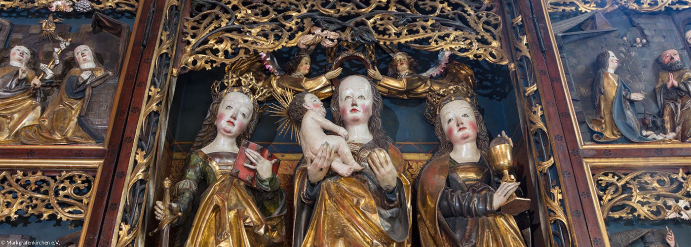 Marienaltar Hospitalkirche, Schnitzereien dreier Frauen im mittelalterlichen Stil mit vergoldeten Gewändern