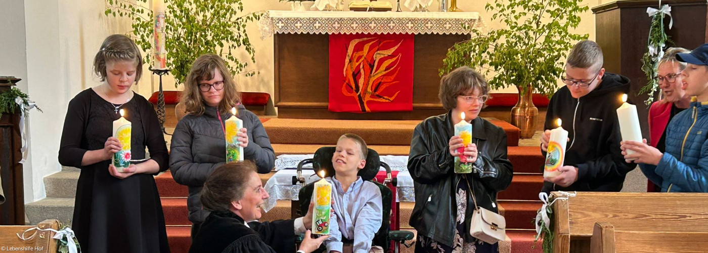 Katharina Kemnitzer und Konfis der Lebenshilfe