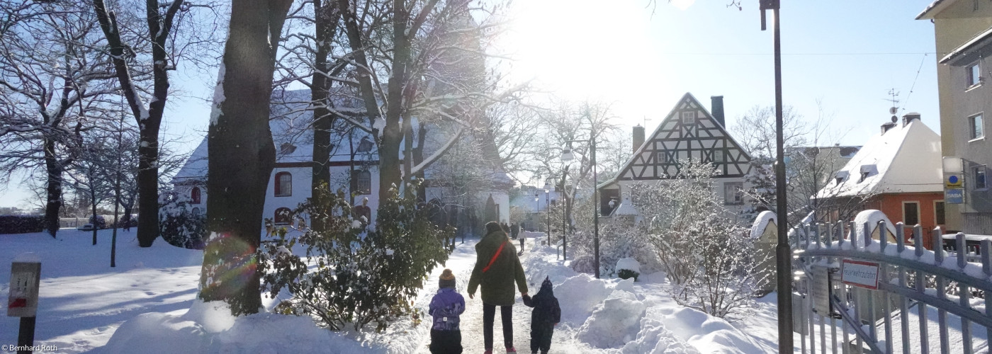 Verschneiter Lorenzpark mit Familie