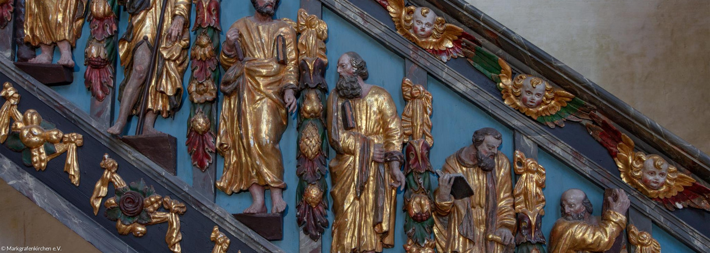 Kunstvoll mit goldenen Aposteln ausgeschnitzter Treppenaufgang in der Kirche Pilgramsreuth