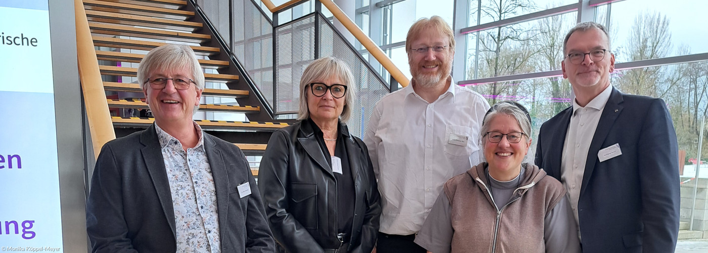 Die Landessynodalen aus dem Bereich Hochfranken stehen vor einer Treppe bei der Landessynode in Amberg