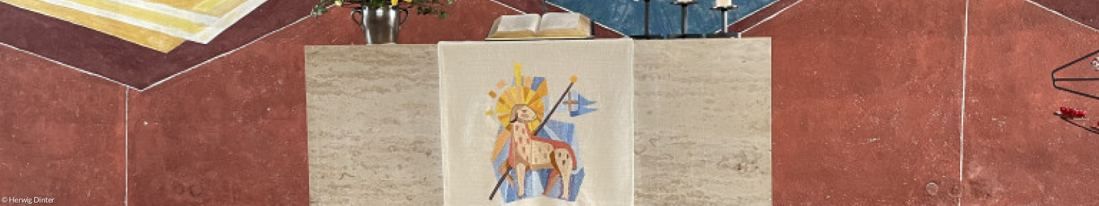 Altar der Dreieinigkeitskirche Hof, heller Beton vor Mosaikwand