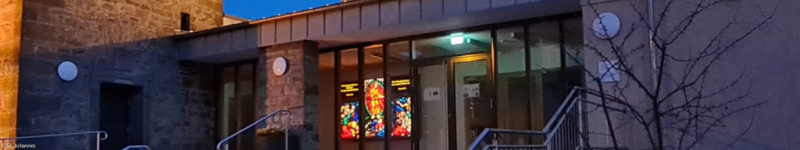 Gebäude mit breiter Treppe in abendlich-stimmungsvoller Beleuchtung