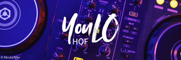 YouLO-Schriftzug vor einem Mischpult im Halbdunkel