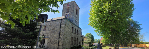 Auferstehungskirche Hof aus Froschperspektive mit Garten