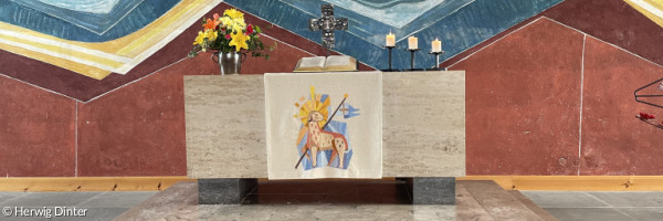 Altar der Dreieinigkeitskirche Hof, heller Beton vor Mosaikwand