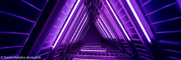 Lila futuristisch ausgeleuchtetes dreieckiges Treppenhaus