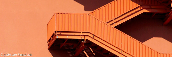 Orange Treppen vor orangem Hintergrund