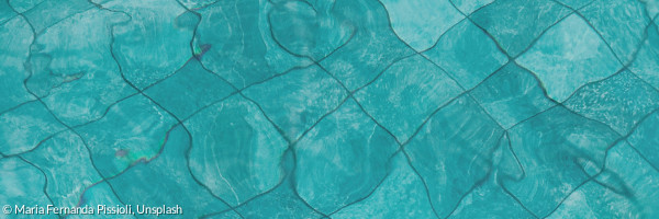 Petrolfarbener Boden eines Schwimmbads mit Wasser