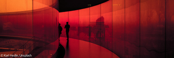 Roter gerundeter Gang