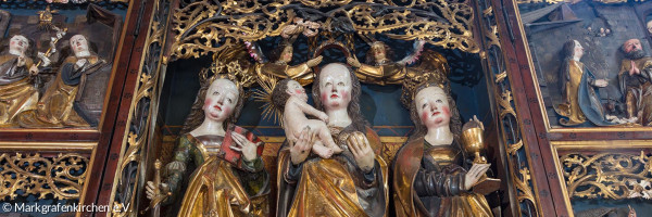 Marienaltar Hospitalkirche, Schnitzereien dreier Frauen im mittelalterlichen Stil mit vergoldeten Gewändern