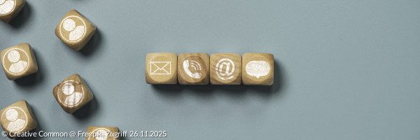 Holzwürfel liegen unsortiert auf einem flachen Hintergrund. Darauf sind Kontakt- und Emailsymbole