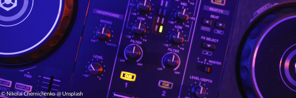 Mischpult im Halbdunkel