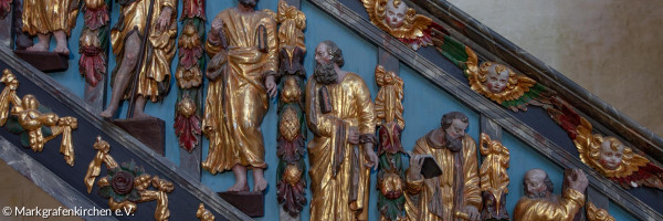 Kunstvoll mit goldenen Aposteln ausgeschnitzter Treppenaufgang in der Kirche Pilgramsreuth