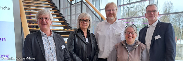 Die Landessynodalen aus dem Bereich Hochfranken stehen vor einer Treppe bei der Landessynode in Amberg