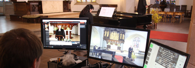 Veranstaltungstechniker Christian Herrmann bei einer der ersten Gottesdienstübertragungen aus der Hofer Michaeliskirche im Frühjahr 2020. Foto: güs