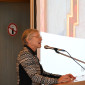 Regionalbischöfin Sachs spricht am Podium