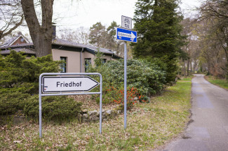 Verkehrsregelung am Friedhof
