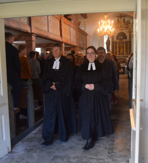 PFarrer gehen aus der Kirche