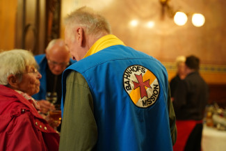 Ein Ehrenamtlicher in der Bahnhofsmission-Jacke