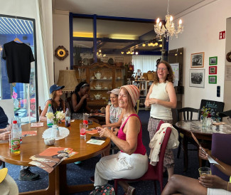 Frauen mittleren Alters sitzen im Café
