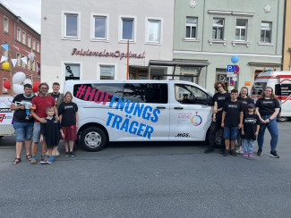 Jugendliche vor dem neuen Bus der EJ HOF