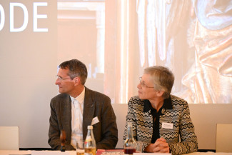 Müller und Sachs blicken zur Seite