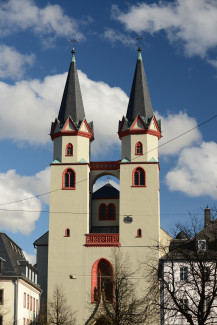 Die zwei charakteristischen hellen Türme der Kirche St. Michaelis Hof im Sonnenlicht