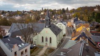 Hospitalkirche vor Stadtgebäuden aus der Vogelperspektive