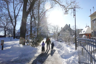 Verschneiter Lorenzpark mit Familie