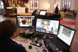 Veranstaltungstechniker Christian Herrmann bei einer der ersten Gottesdienstübertragungen aus der Hofer Michaeliskirche im Frühjahr 2020