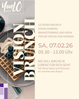 Man sieht das Plakat zum Vision Brunch in beige vor einem Hintergrund mit leckeren Blaubeerwaffeln
