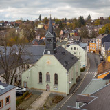 Hospitalkirche vor Stadtgebäuden aus der Vogelperspektive