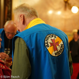 Mann mit Bahnhofsmissionsshirt